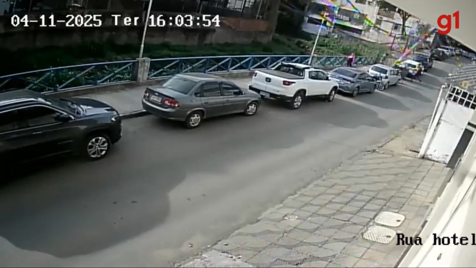 Câmera flagra momento em que poste cai e quase atinge pedestre em MG