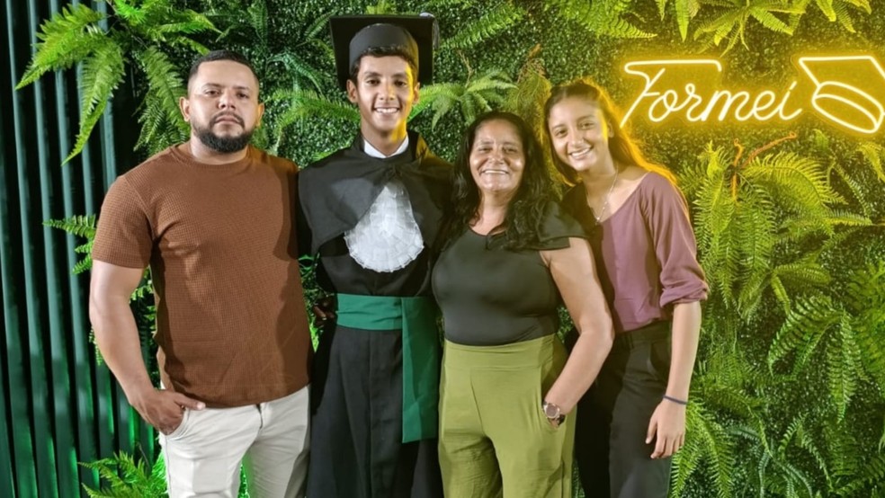 Isaac Shamirh com a família durante a formatura de ensino médio dele, em 2025, no Ceará. — Foto: Arquivo pessoal