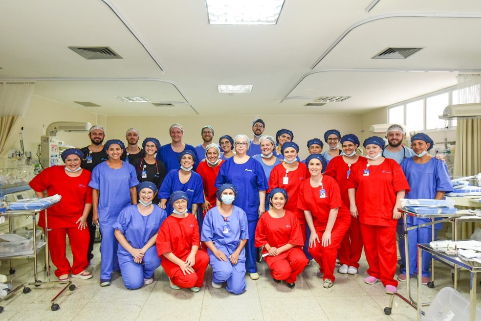 Mais de 25 profissionais participaram do parto dos sêxtuplos — Foto: Michel Macedo