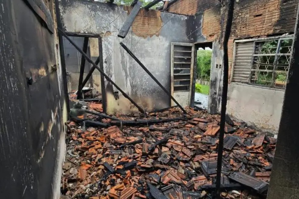 Casa destruída por fogo em fazenda de Sidrolândia. — Foto: Divulgação/PMMS