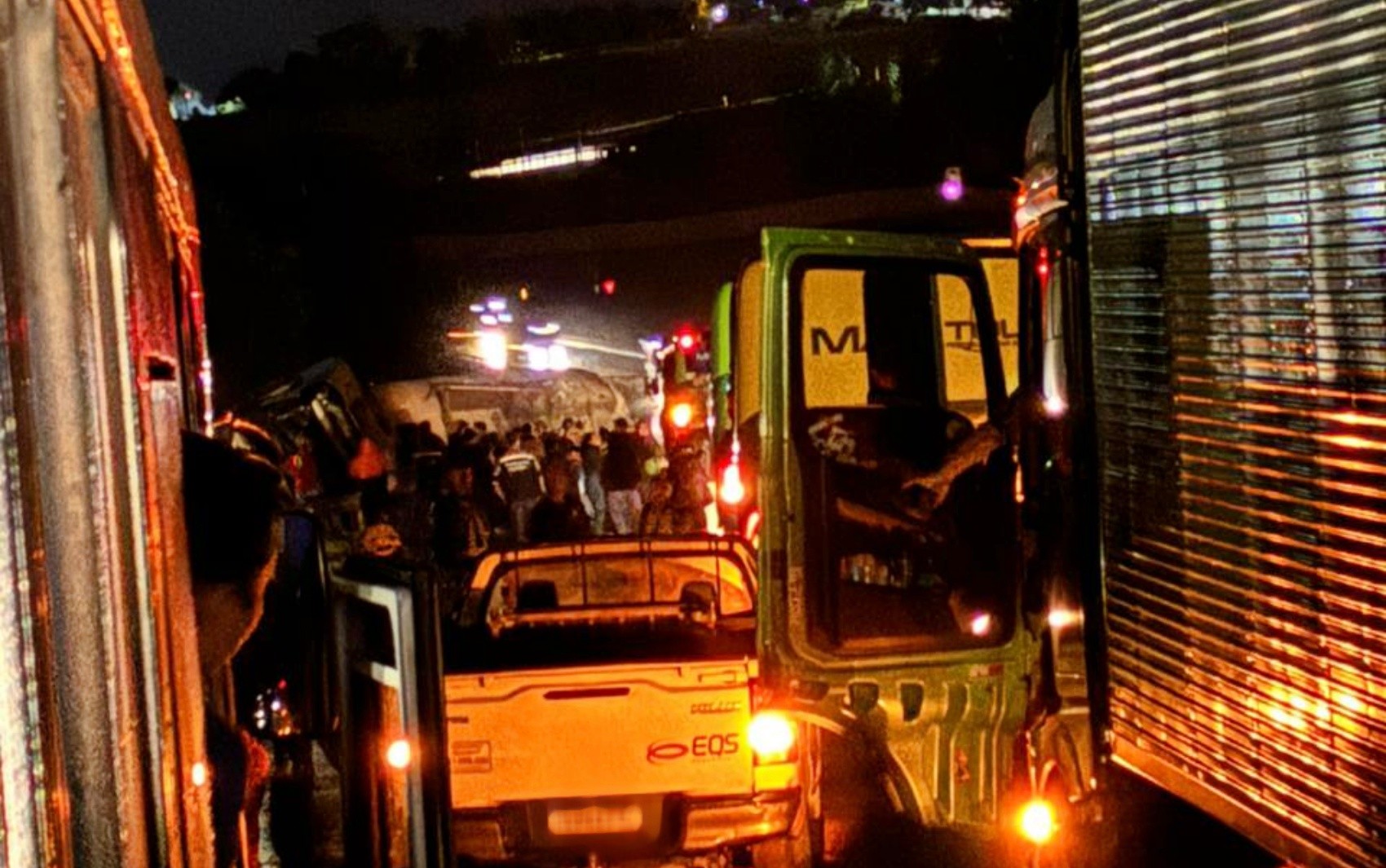 Acidente entre carreta e ônibus deixa um morto e dois feridos na Fernão Dias, em MG