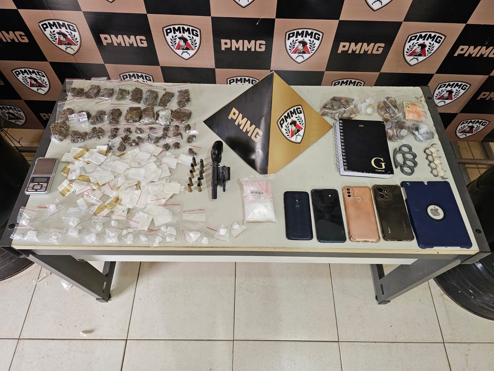 Polícia apreende drogas, armas e mais de R$ 40 mil em operação contra tráfico e homicídios em Taiobeiras