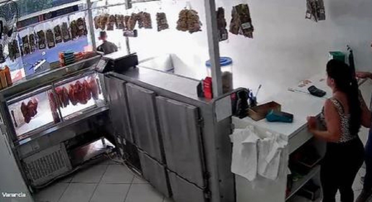 VÍDEO: Com faca e tabuleiro nas mãos, mulher espanta assaltante que tentava roubar açougue pela 8ª vez em MG
