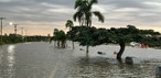 Lagoa dos Patos transborda e alaga Praia do Laranjal em Pelotas — Foto: Isa Severo/RBS TV