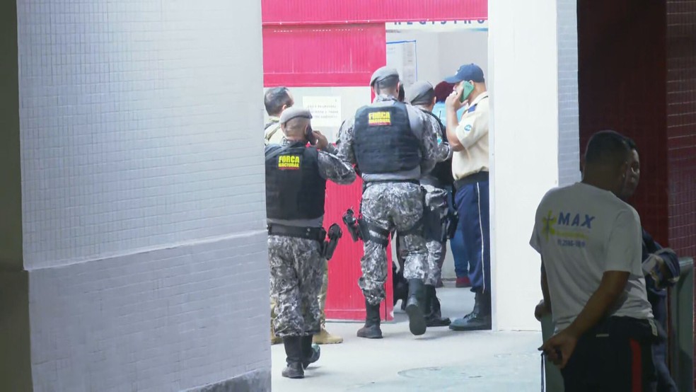 Militares da Força Nacional no Hospital Getúlio Vargas, na Penha — Foto: Anderson Salles/TV Globo