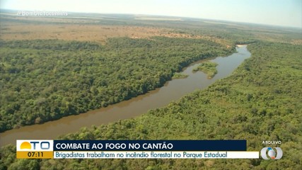 Brigadistas trabalham em incêndio florestal no Parque Estadual do Cantão