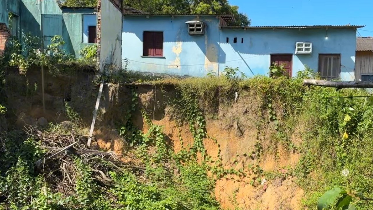 'Medo de desabar tudo': avanço de erosão ameaça casas em Presidente Figueiredo