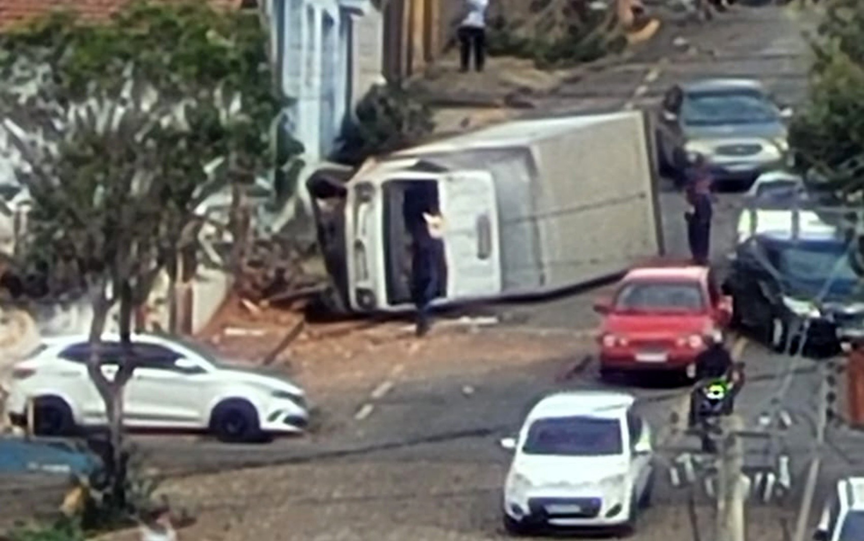 Motorista morre após cabine abrir e ser ejetado para fora de caminhão no Centro de Elói Mendes, MG