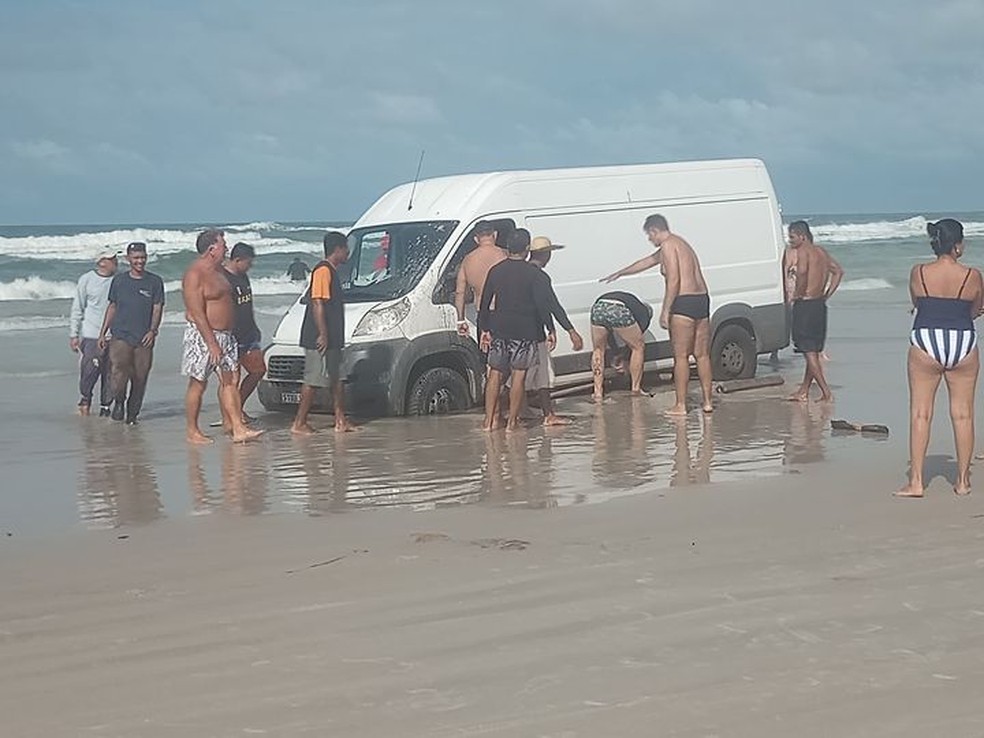 Após banhistas atolarem na Praia Central, 'areia movediça' acende