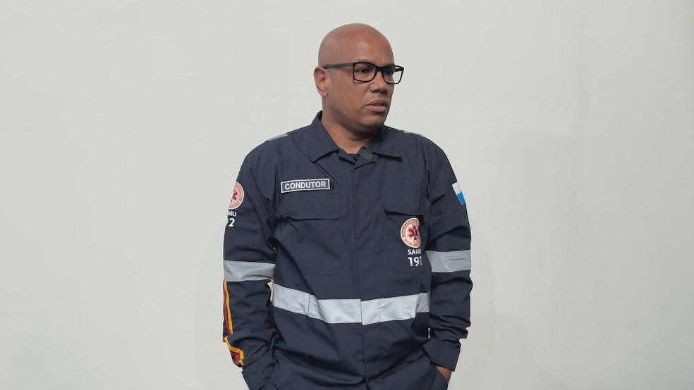 Socorrista tira a própria meia para aquecer paciente no RJ — Foto: Reprodução/TV Globo