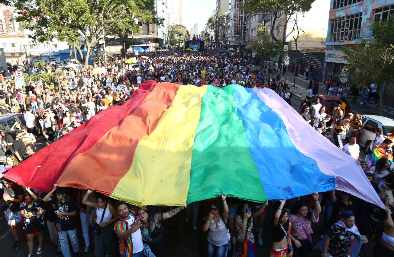 Parada da Diversidade muda trânsito no Centro Cívico de Curitiba neste domingo (25); veja ruas bloqueadas