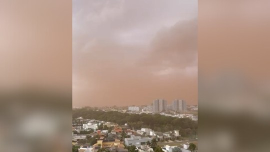 'Céu vermelho': chegada de frente fria muda paisagem e assusta moradores do interior de MG
