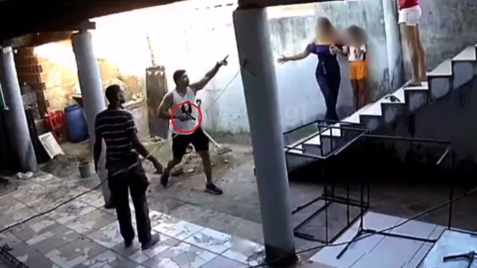 Família foi ameaçada por guarda municipal armado que invadiu casa em Itaitinga — Foto: Reprodução