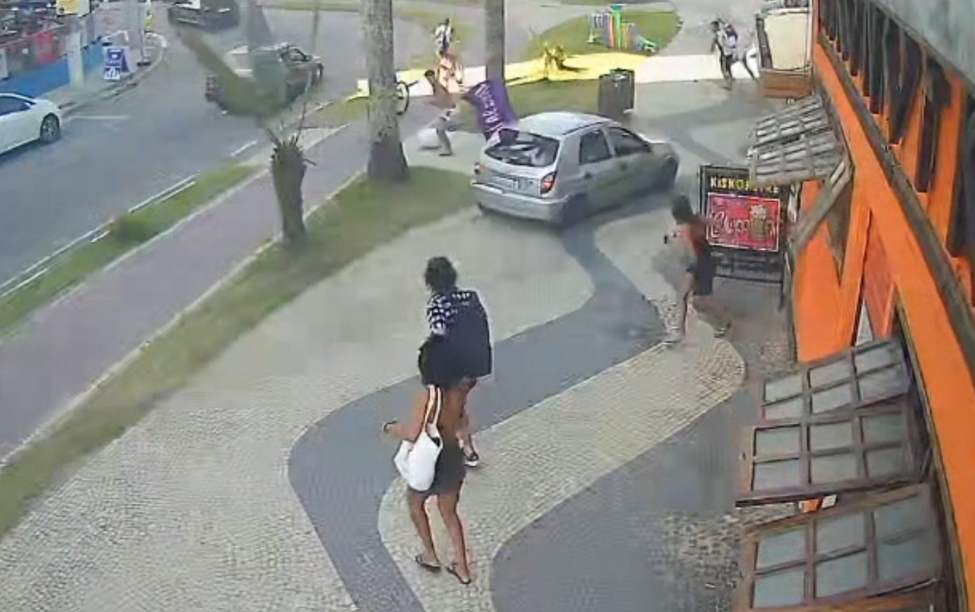 VÍDEO: carro invade calçadão na orla da praia e assusta pedestres e ciclistas em Caraguatatuba