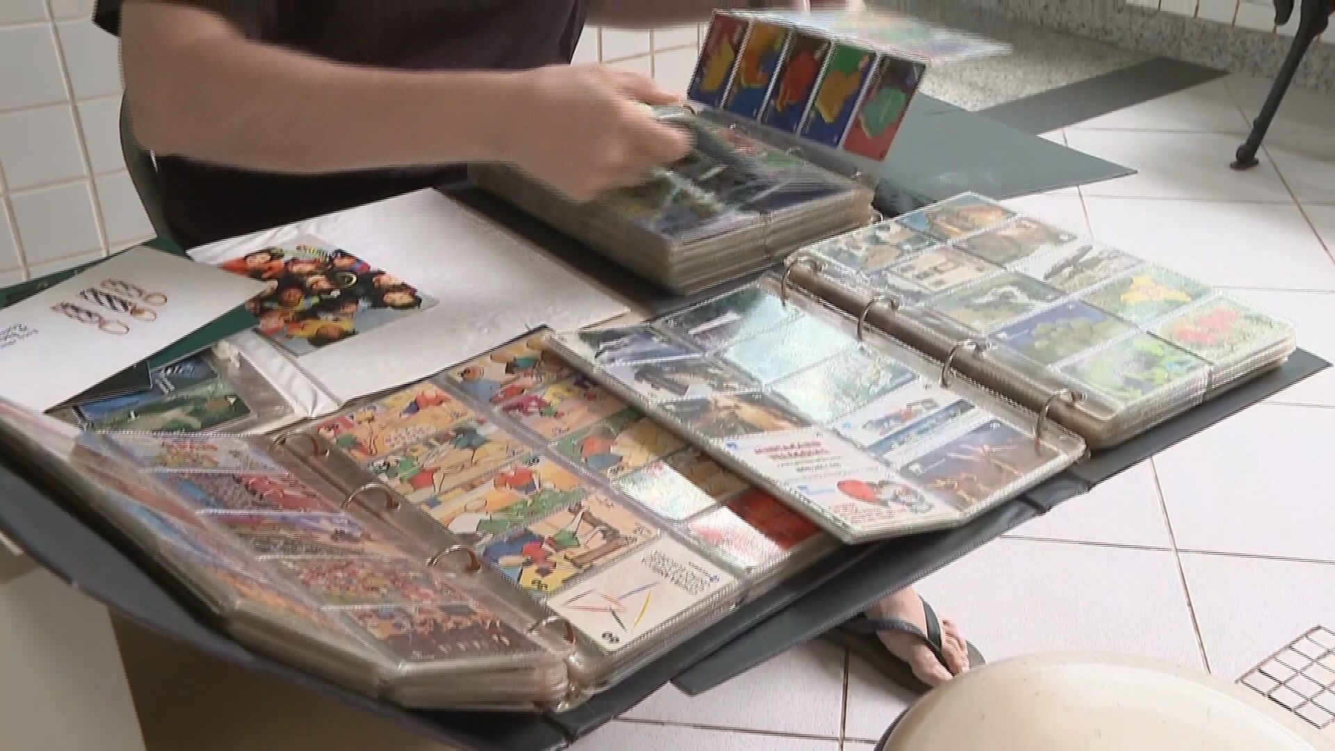 Fim dos orelhões: bancário do DF tem coleção com mais de 12 mil cartões telefônicos