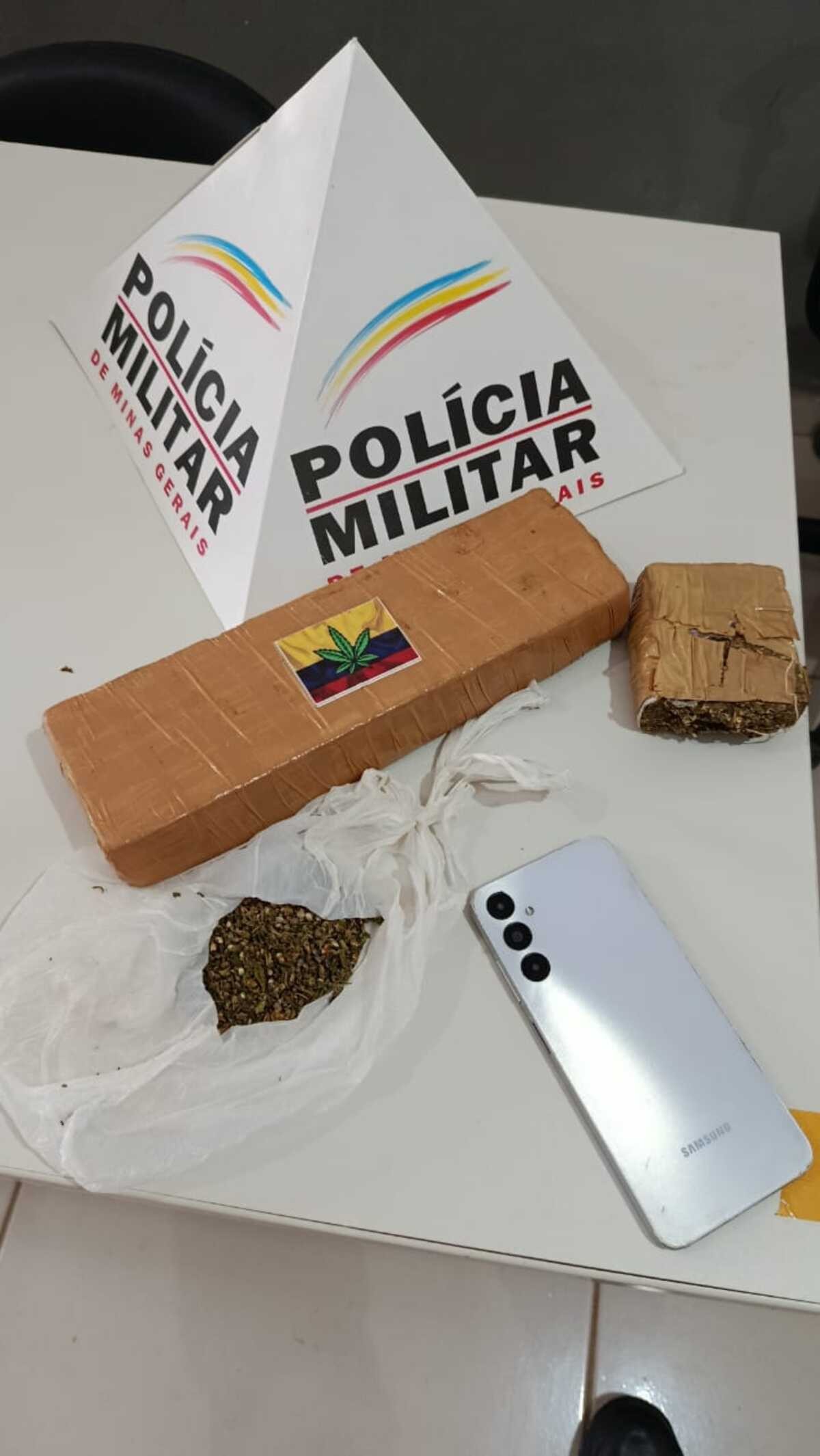 Jovem que viajava de táxi é preso com maconha na bagagem em Santa Fé de Minas