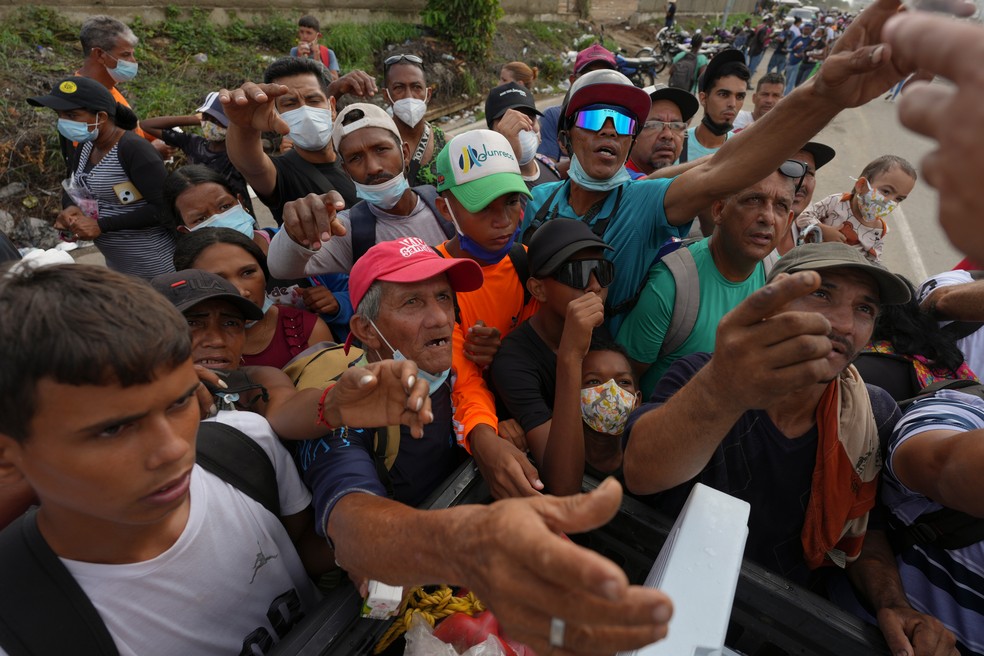 Pessoas recebem suprimentos de volunt&aacute;rios em La Guaira, na Venezuela, em 30 de junho de 2026 &mdash; Foto: Matias Delacroix/AP Photo