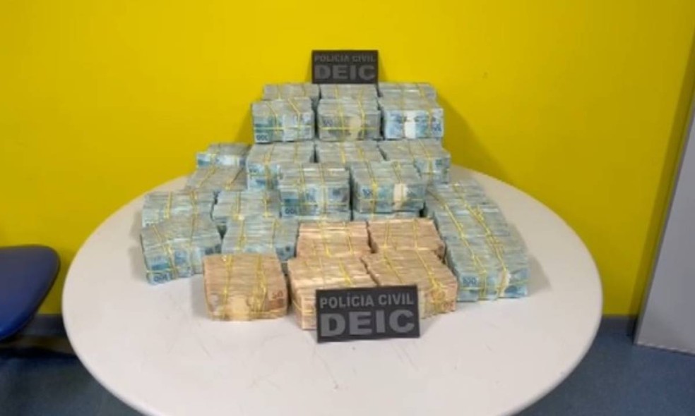 Dinheiro foi apreendido com os suspeitos em Jequié — Foto: Reprodução/TV Bahia