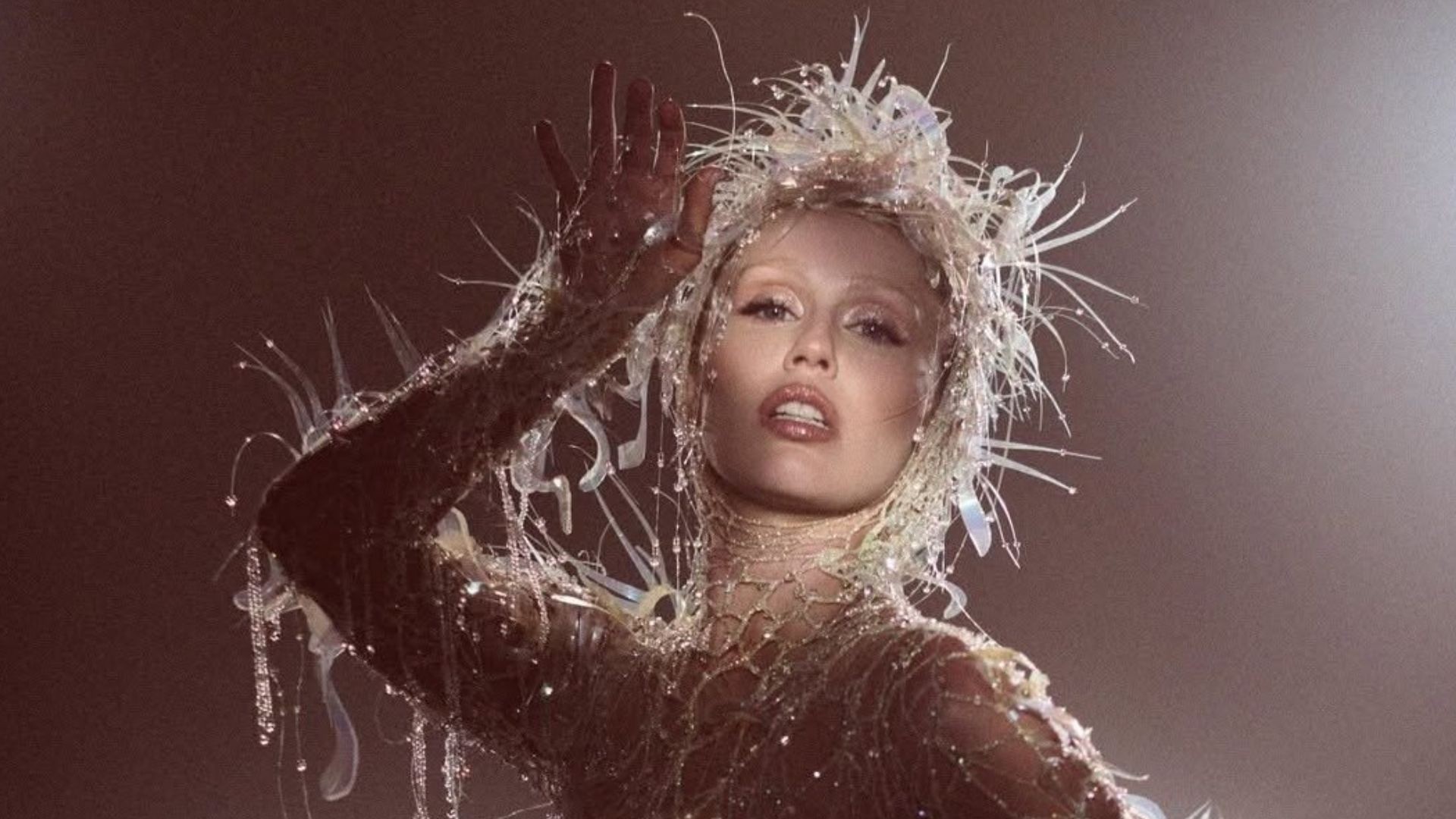 Miley Cyrus vai de Pink Floyd a Lady Gaga, mas pesa na ambição e lança outro álbum quase bom 