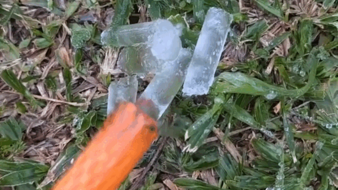 VÍDEOS: roupas ficam congeladas e cubos de gelo saem de mangueira no dia mais frio do ano no RS
