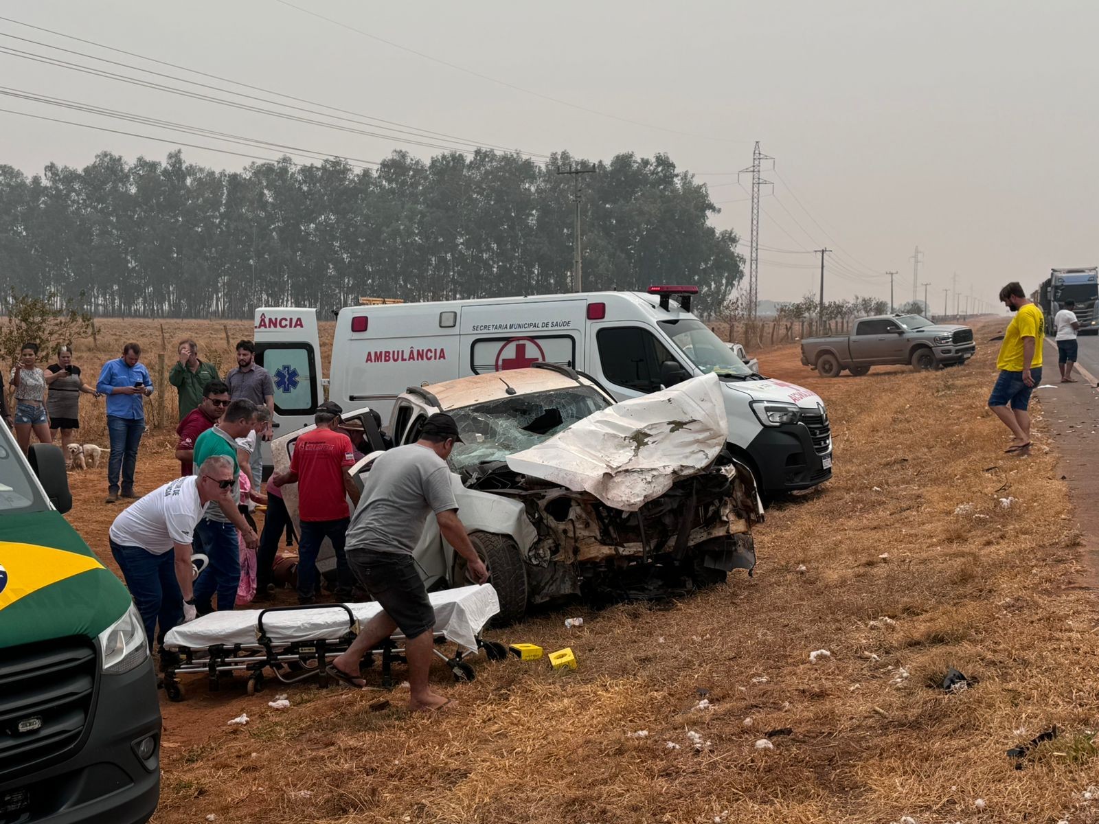 Duas pessoas morrem e quatro ficam feridas em acidente entre caminhonete e carreta em MT