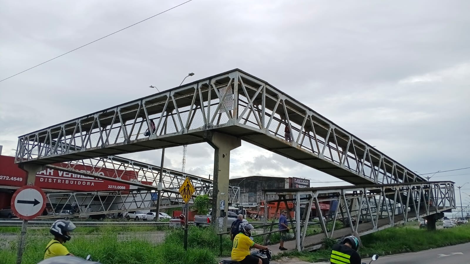 Mulher cai de passarela na BR-101, na Grande Natal