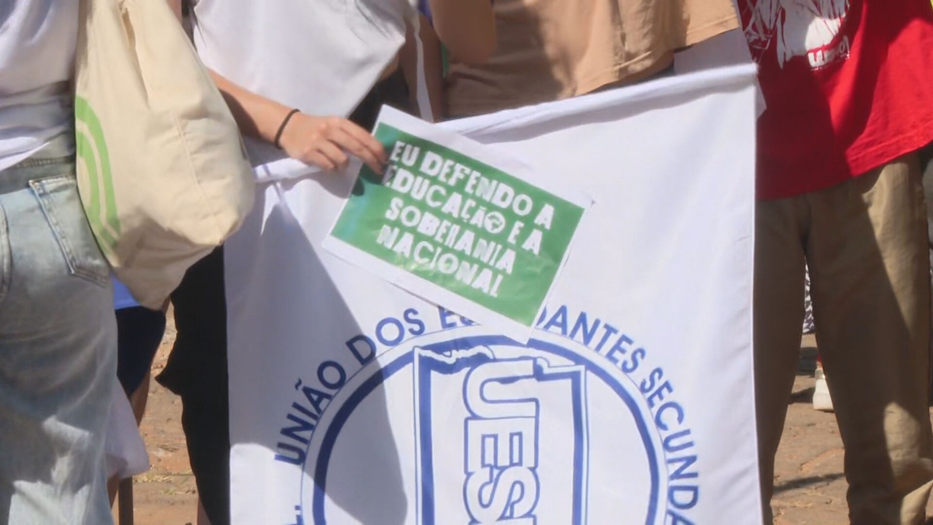 VÍDEO: UNE protesta contra tarifaço de Trump na embaixada dos Estados Unidos em Brasília