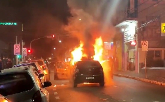 VÍDEO: Carro pega fogo em rua do Centro de Capivari e mobiliza Corpo de Bombeiros