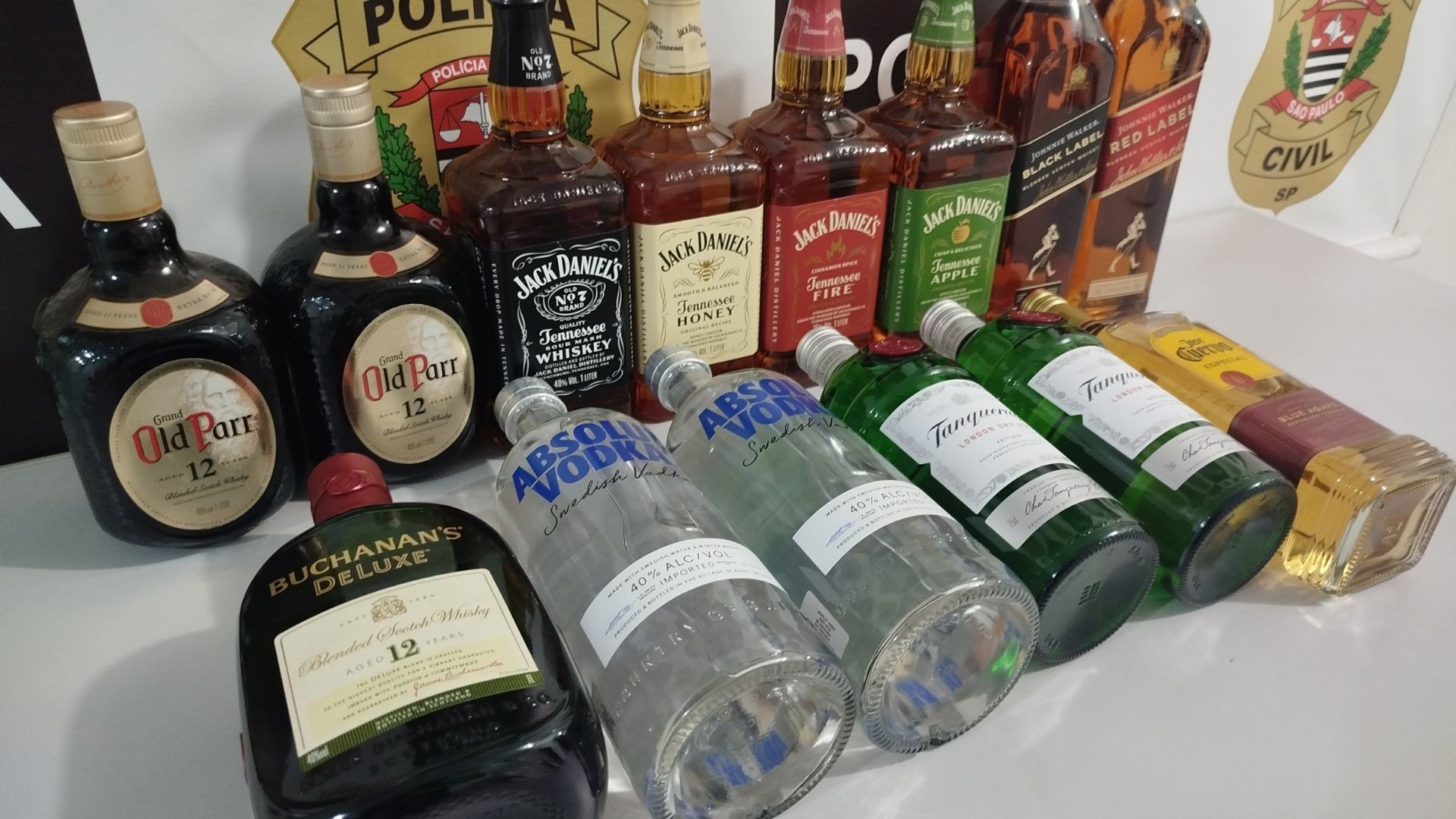 Homem é preso suspeito de vender bebidas sem selo fiscal em ação de combate à adulteração de destilados 