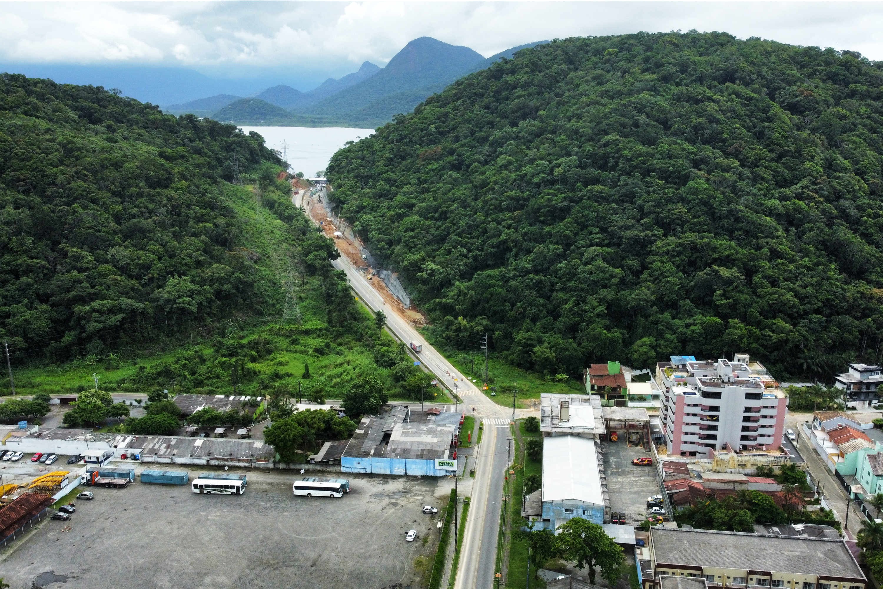 Avenida de acesso ao ferry boat em Guaratuba é bloqueada para obras; veja desvios