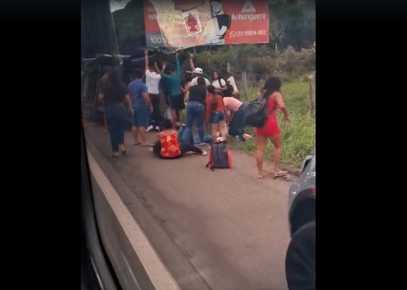 Vídeo mostra passageiros de van no acostamento após veículo tombar em acidente na BR-356, em Campos