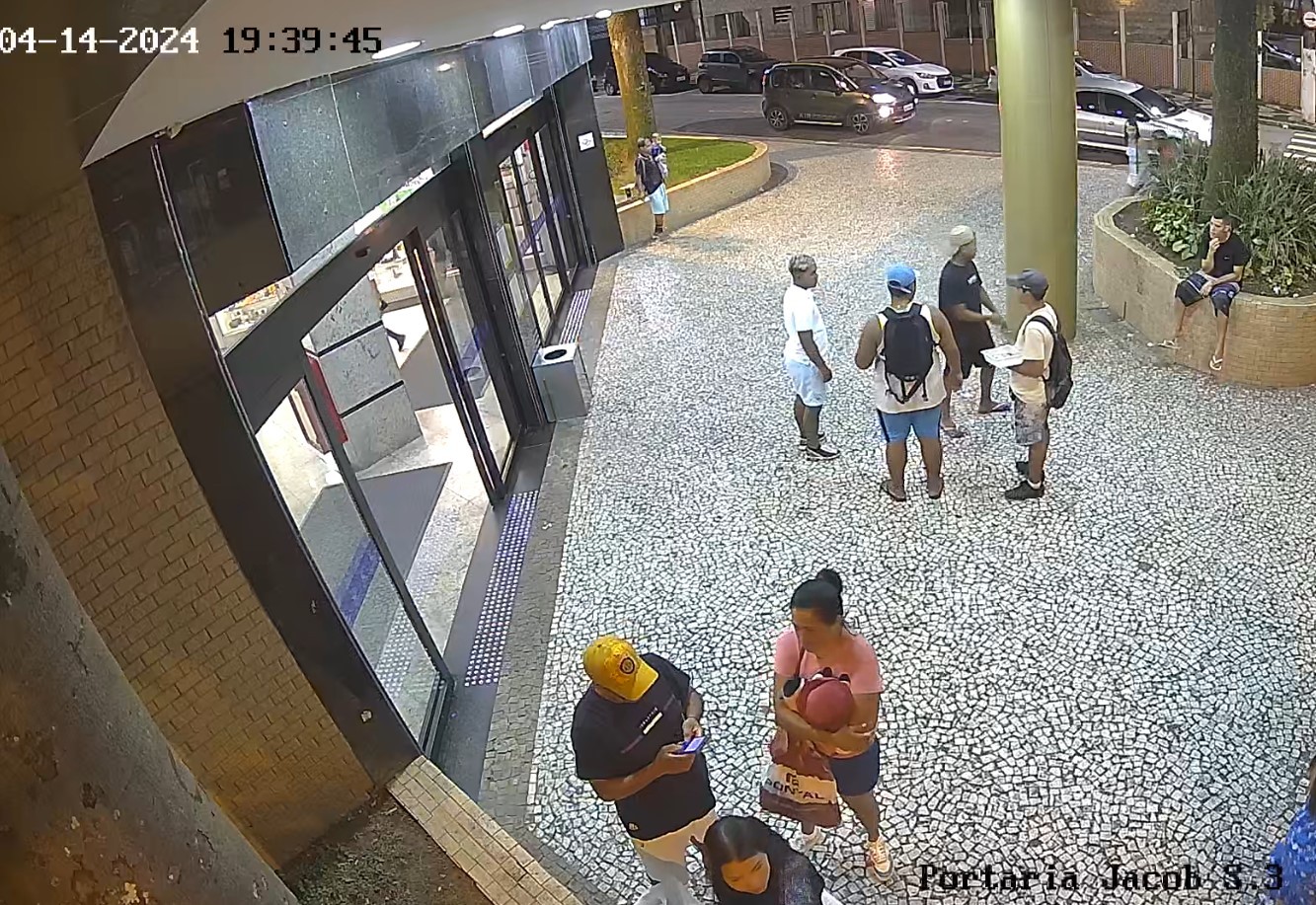 Grupo é preso por ameaçar e extorquir vítimas em frente a shopping de São Vicente, SP 