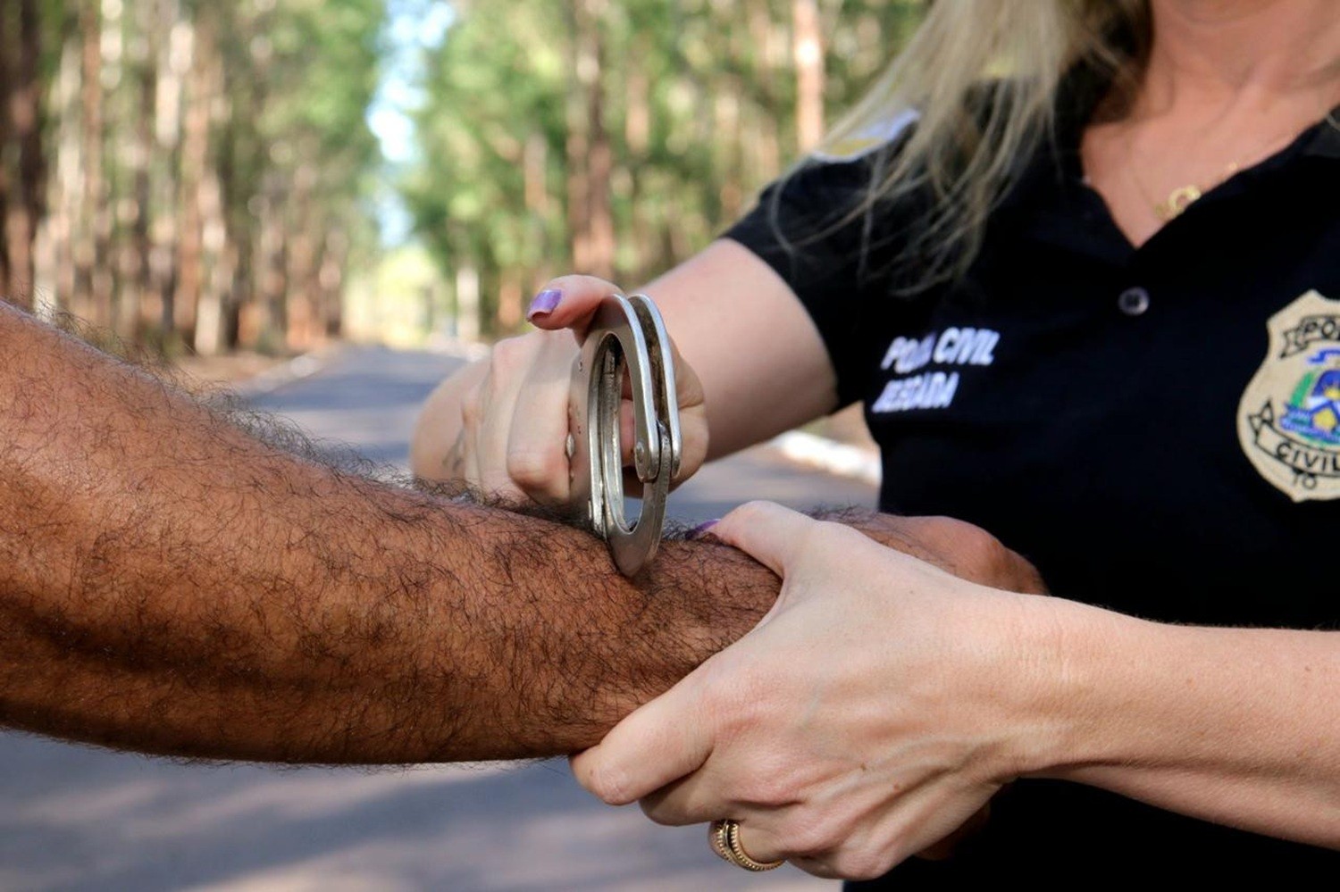 Homem é preso após invadir casa da ex e usar cartão para fazer compras, diz polícia