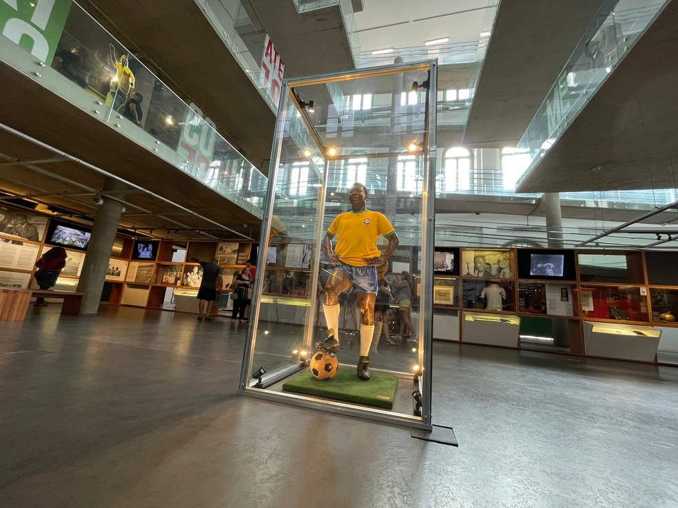 Da caixa de engraxate à coroa: Museu Pelé reúne peças únicas do Rei do  Futebol, Santos e Região