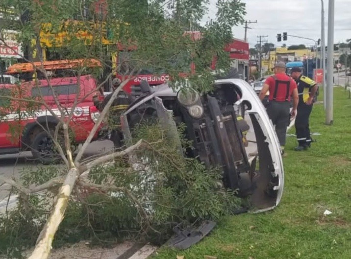 Homem morre após capotar carro na Avenida Itavuvu em Sorocaba 