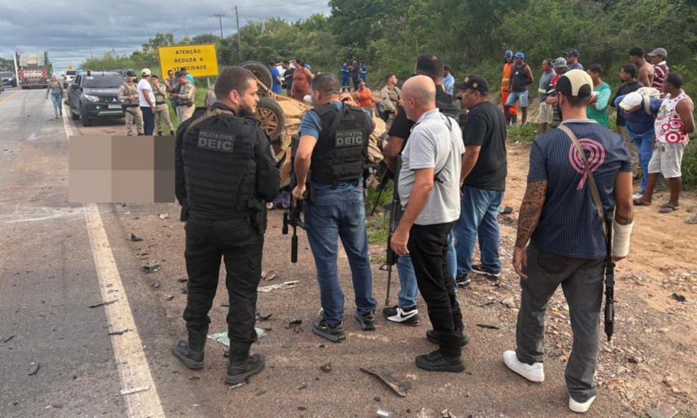 Durante o acompanhamento, o suspeito tentou realizar uma ultrapassagem e colidiu frontalmente com uma carreta — Foto: PC-BA