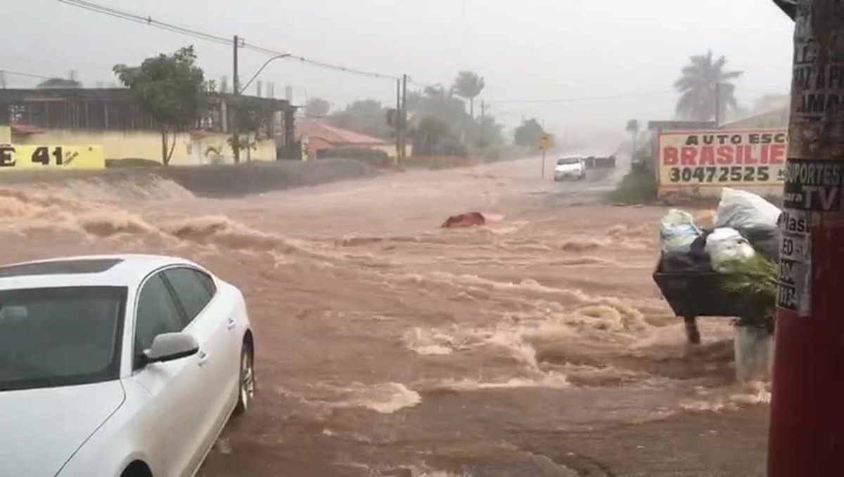 Chuva Forte Atinge Vicente Pires No Df E Alaga Ruas Pela Segunda Vez