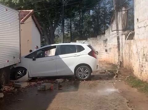 VÍDEO: motorista em alta velocidade atravessa muro, invade condomínio e foge do carro na zona leste de Sorocaba