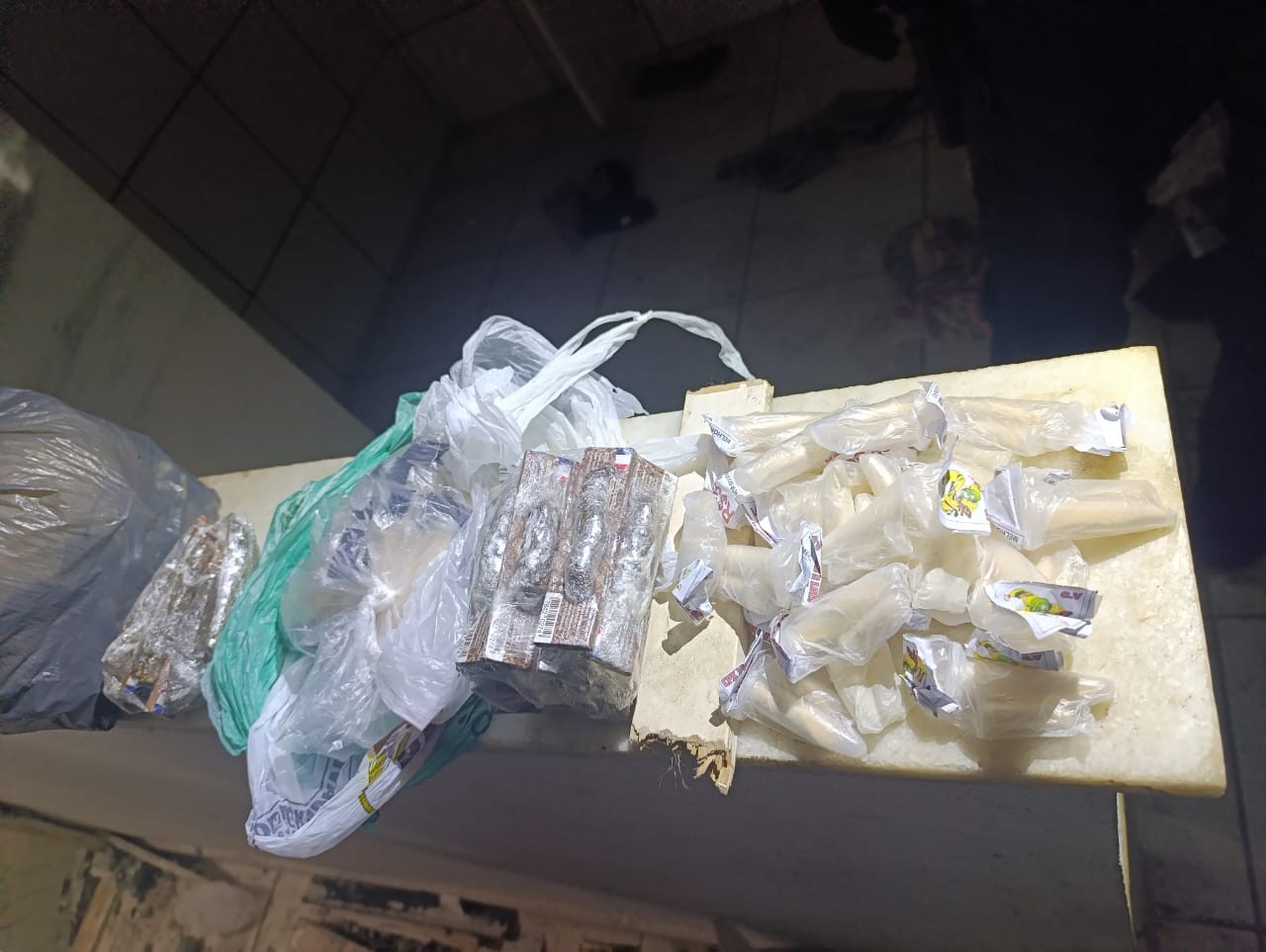 Drogas são apreendidas após fuga de suspeitos em condomínio de Itaperuna