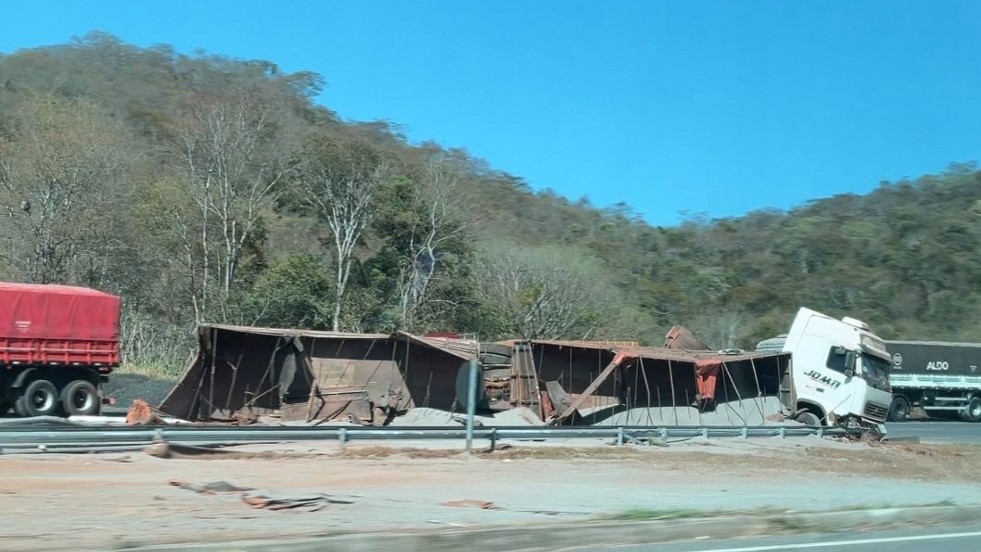 VÍDEO: Carreta carregada com fertilizante tomba e interdita pista da BR-050 em Araguari