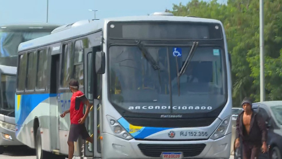 Ônibus foi parado na via após criminosos renderem o motorista e levarem a chave do coletivo — Foto: Reprodução/TV Globo