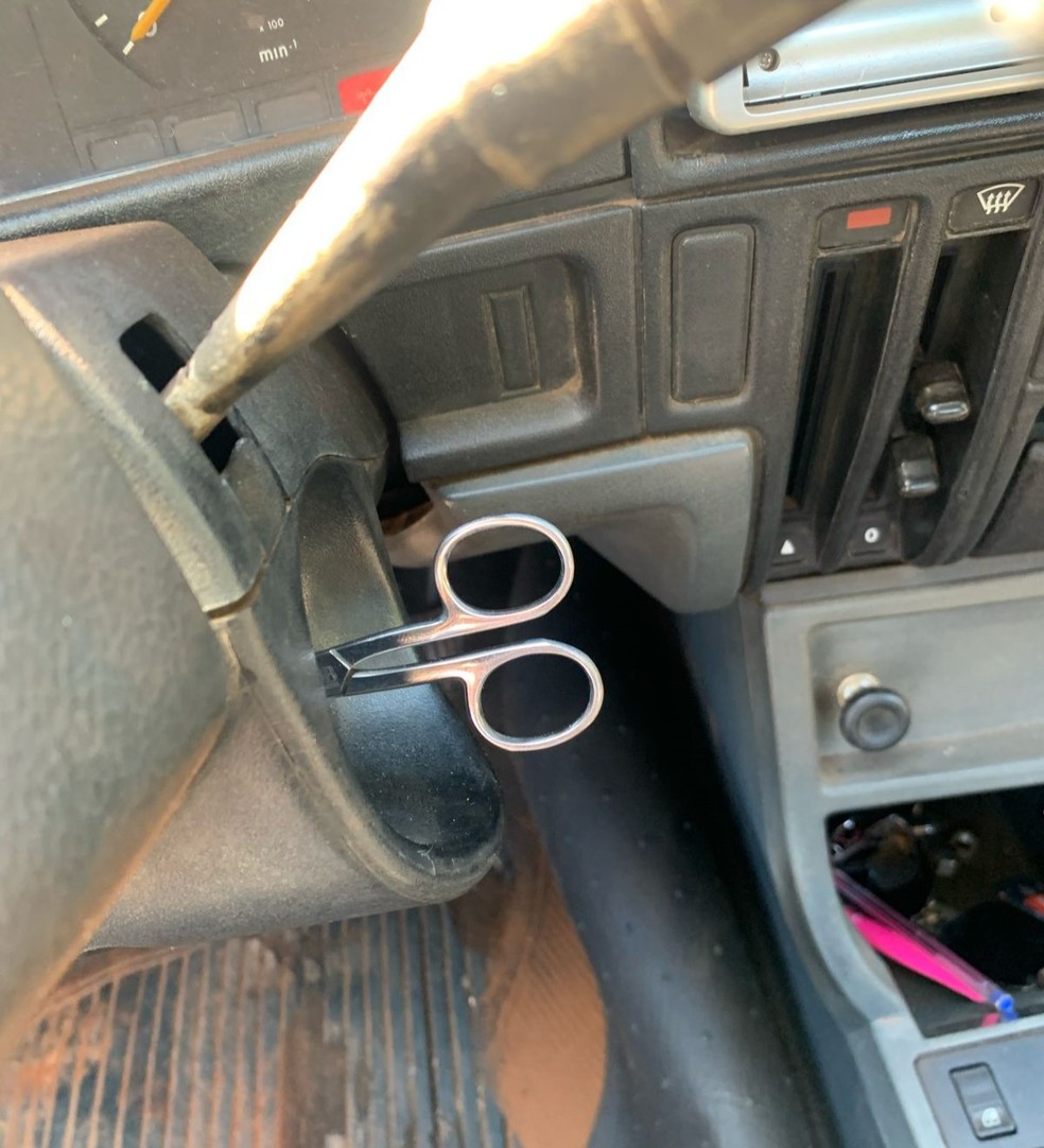 Carro furtado foi encontrado sem ocupantes e com tesoura na ignição — Foto: Guarda Civil Municipal/Divulgação