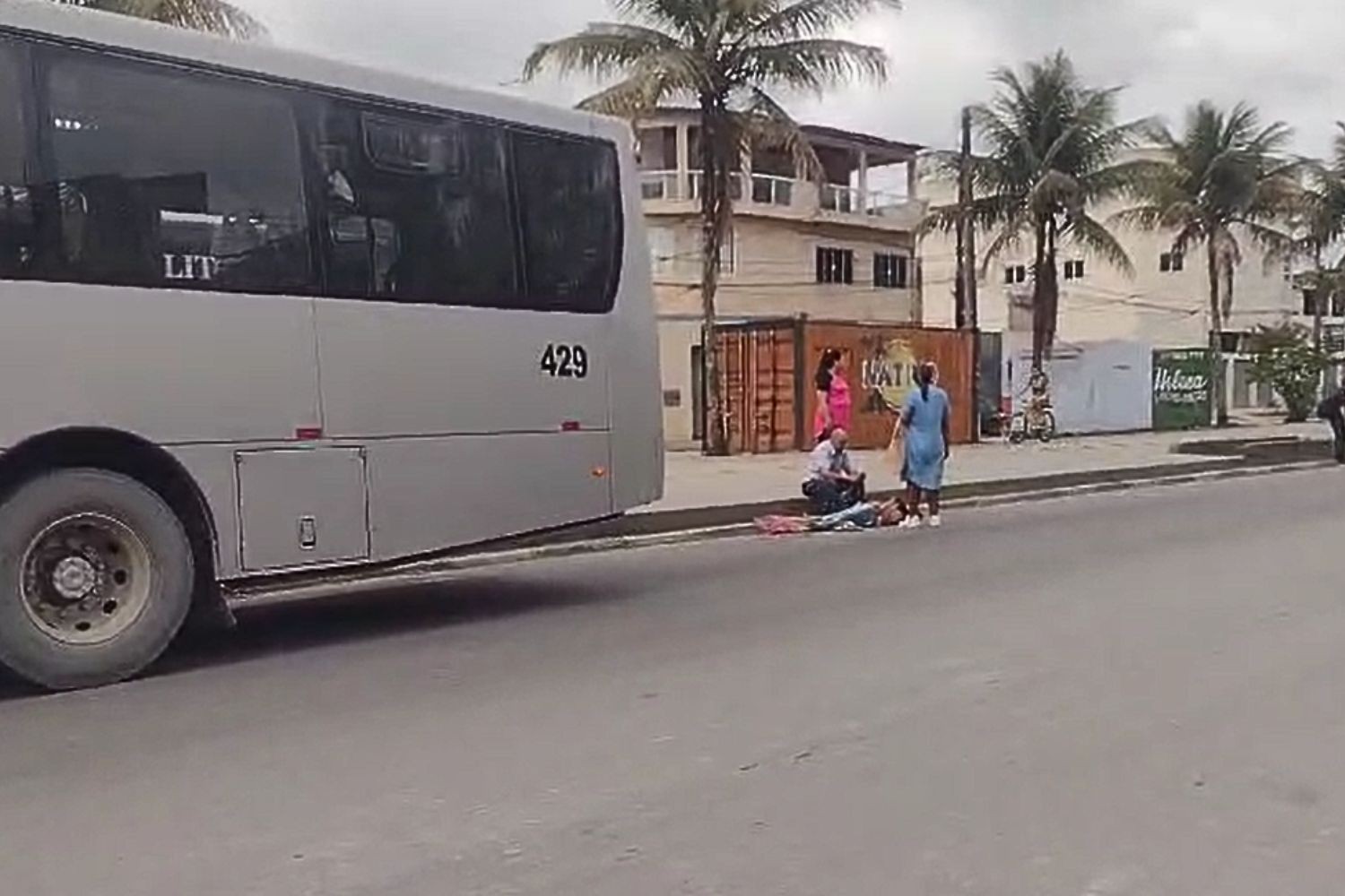 Idosa fica ferida ao ser atingida por ônibus após descer do coletivo no litoral de SP