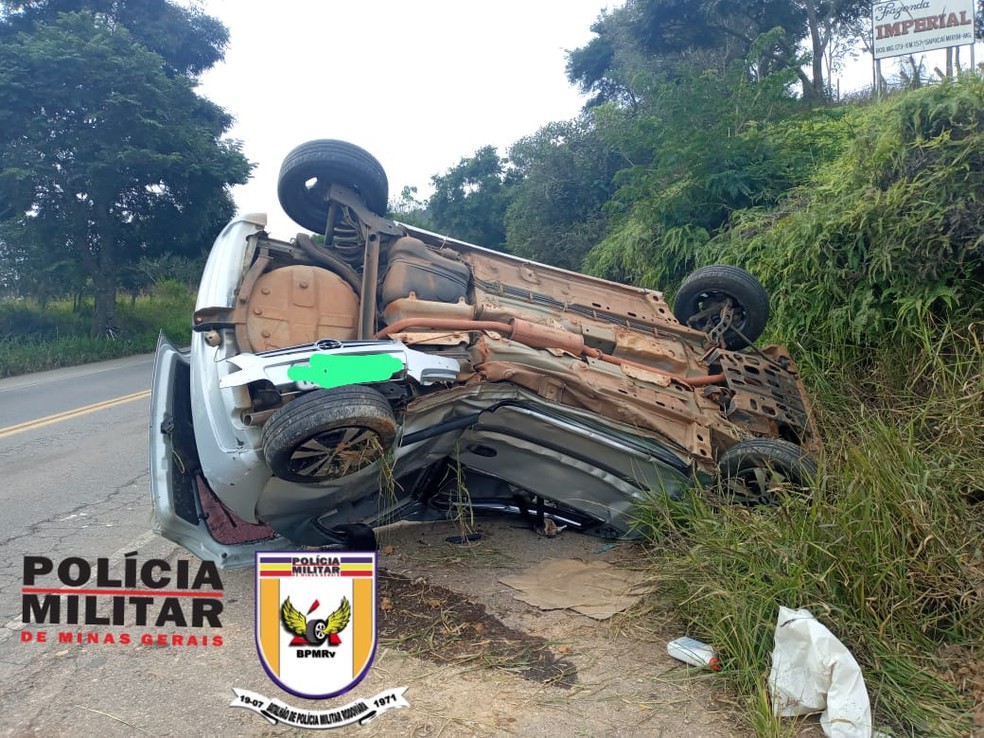 Mulher de 42 anos morre após perder controle de carro e bater em barranco depois de desviar de cachorro na MG-173 — Foto: Polícia Militar Rodoviária