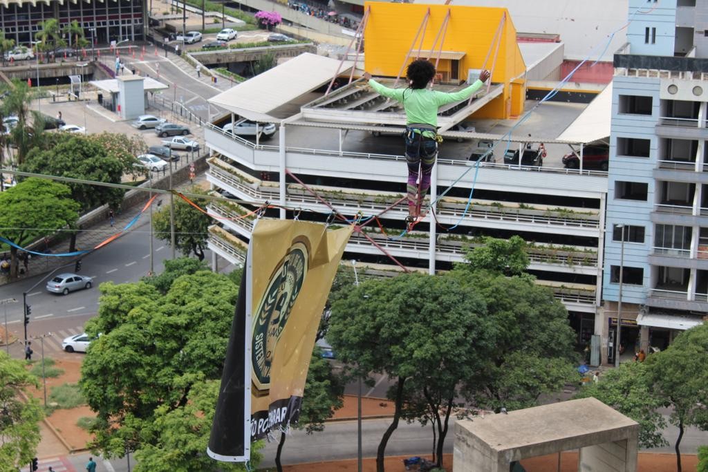 Pessoas se equilibram em fita para atravessar prédios em BH; VÍDEO