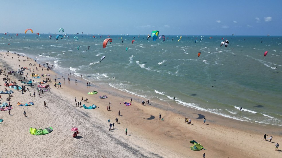  884 kitsurfistas de várias partes do mundo velejaram simultaneamente na Praia do Cumbuco, em Caucaia. — Foto: Prefeitura de Caucaia/ Divulgação