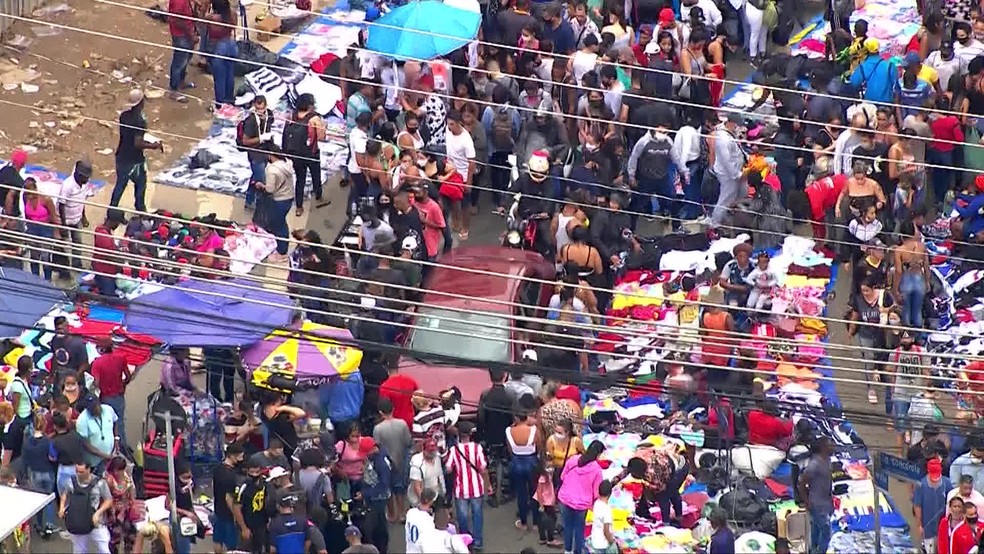 Milhares de pessoas lotam as ruas do Brás, no Centro de São Paulo, São  Paulo