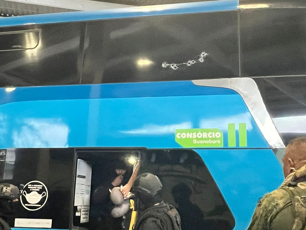 Janela do ônibus ficou com ao menos 7 marcas de tiro — Foto: Thaís Espírito Santo/g1