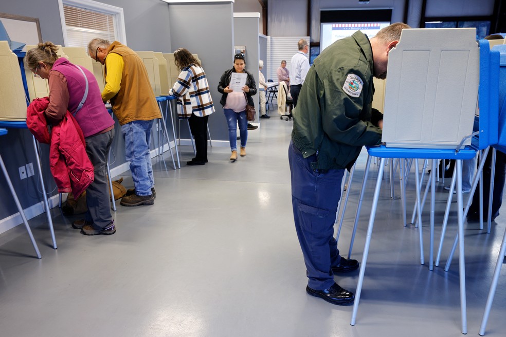 Eleitores aguardam para votar em eleição presidencial dos EUA antecipada na Carolina do Norte em 17 de outubro de 2024 — Foto: Reuters/Jonathan Drake