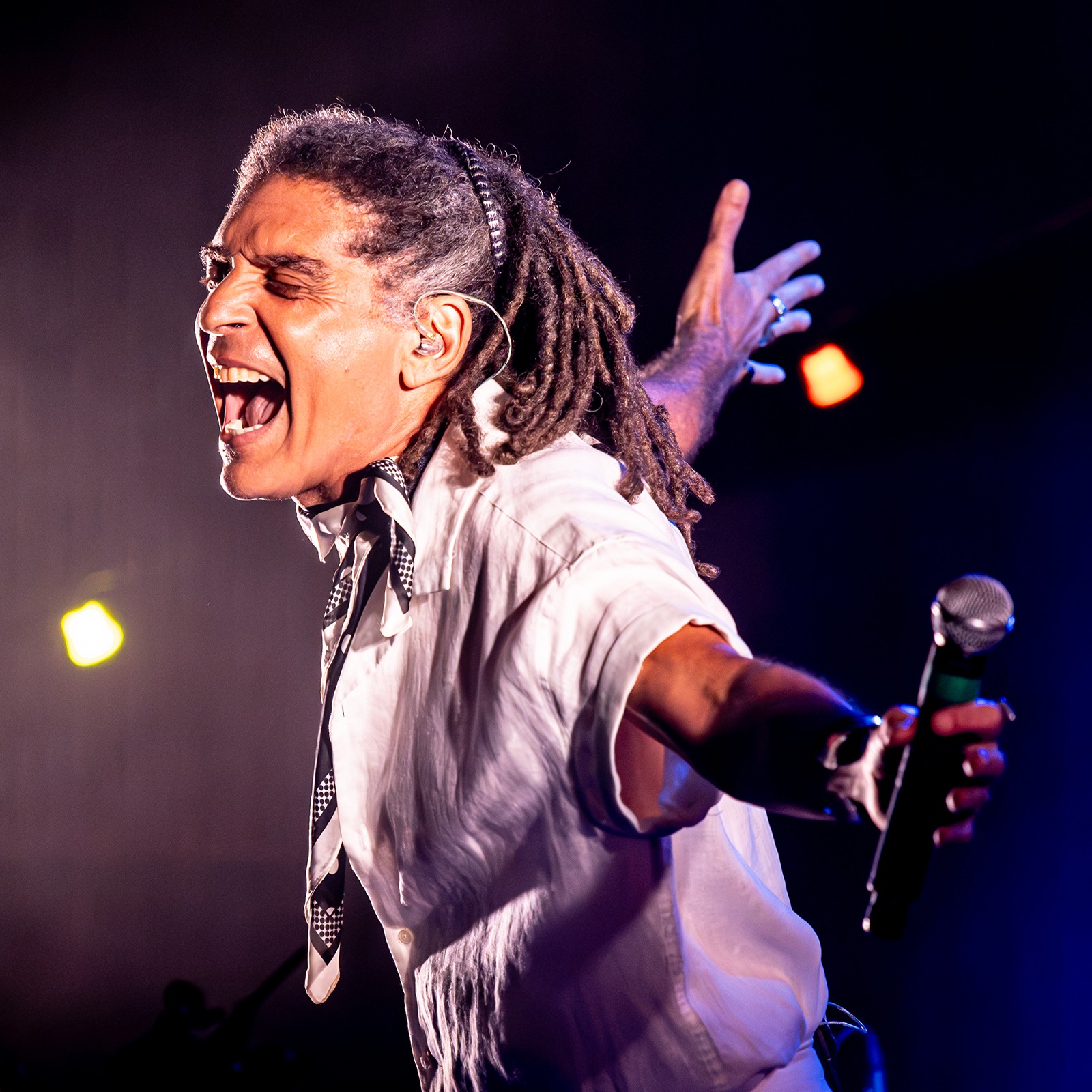 Marcos Sacramento 'bebe da chama' do samba em show que traz a roda do cantor para o palco com certa vibração
